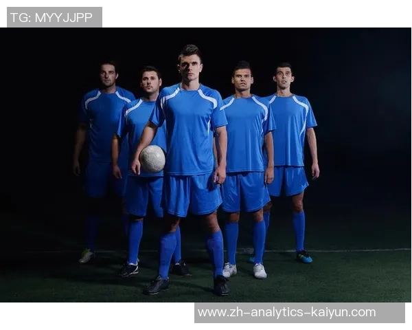 足球运动员的日常训练与生活揭秘：从晨跑到赛场的全方位记录